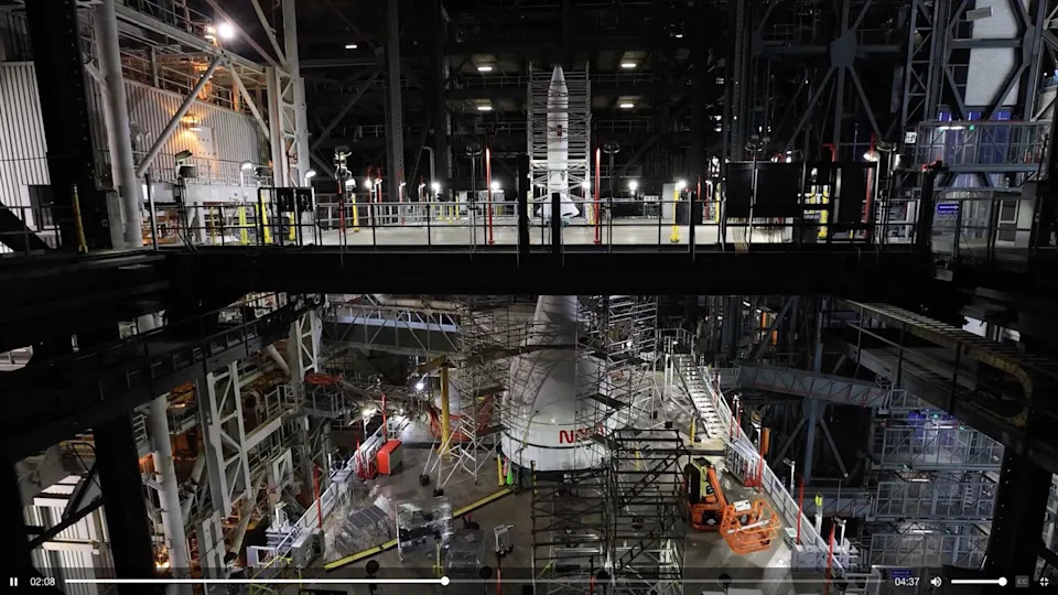 تظهر كبسولة طاقم Artemis 2 Orion، داخل كفن الإطلاق الواقي، وصاروخ الهروب الخاص بها وسط منصات الخدمة داخل مبنى تجميع المركبات التابع لناسا في مركز كينيدي للفضاء. Unseen هو صاروخ نظام الإطلاق الفضائي الذي يبلغ طوله 322 قدمًا، وقد تم تركيب كبسولة الطاقم فوقه. كان طاقم Artemis 2 مربوطًا في Orion Saturday للعد التنازلي للتمرين. / الائتمان: ناسا