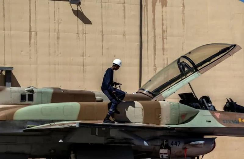 جندي إسرائيلي يعمل على طائرة مقاتلة إسرائيلية من طراز F-16 في قاعدة جوية في جنوب إسرائيل، 4 مارس، 2024. (رويترز/رونين زفولون)