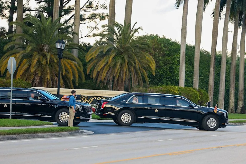 دونالد ترامب في "الوحش" في مارالاغو.