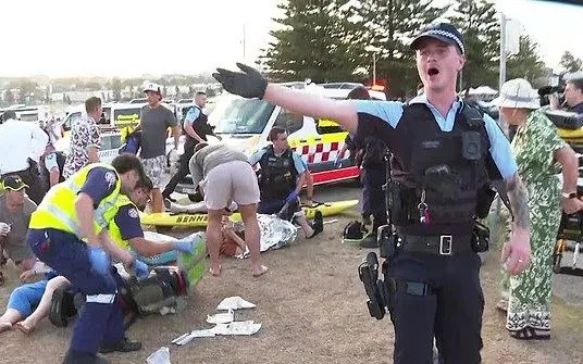 حاولت خدمات الطوارئ يائسة الإنعاش بجانب عربات الأطفال ومقاعد النزهة المهجورة