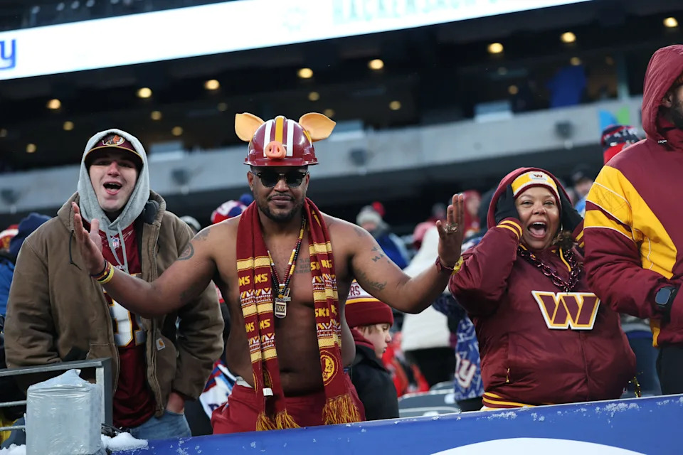رد فعل مشجعي واشنطن كوماندرز خلال الربع الرابع ضد نيويورك جاينتس.