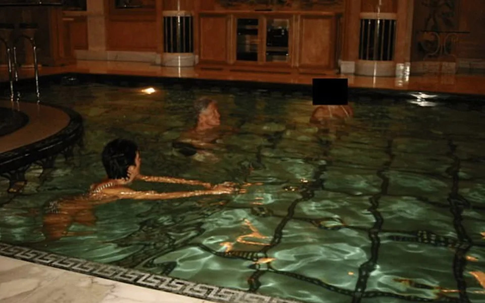 ونشرت إدارة ترامب عشرات الصور لكلينتون مع إبستاين، بما في ذلك إظهاره عارياً في حوض استحمام ساخن وهو يسبح مع غيسلين ماكسويل.