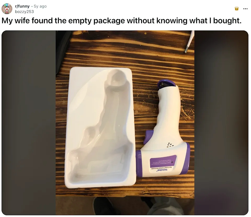 عبوة فارغة بجوار مدلك محمول؛ تعليق فكاهي حول العثور على الطرد دون معرفة عملية الشراء
