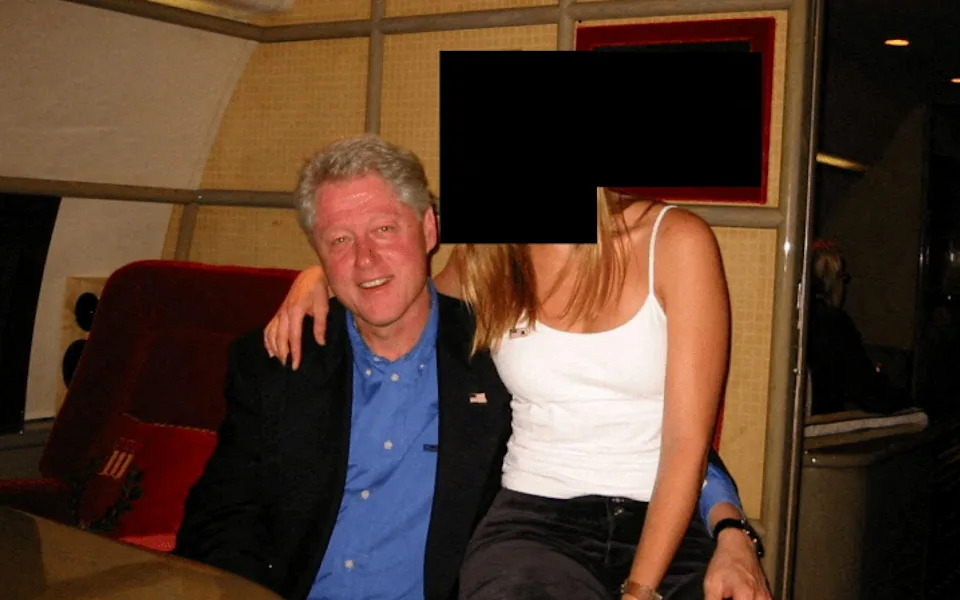 تم تصوير كلينتون وهو يضع ذراعه حول امرأة في صورة أخرى من إصدار ملفات إبستين