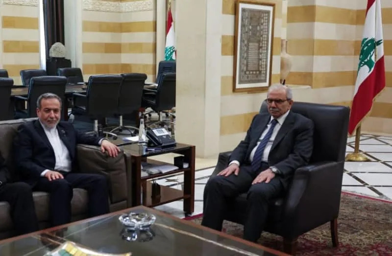 وزير الخارجية الإيراني عباس عراقجي (يسار) يلتقي رئيس الوزراء اللبناني نواف سلام (يمين) في بيروت، 3 يونيو 2025؛ توضيحية. (تصوير: رويترز/ محمد أزاكير)