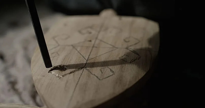 الورشة التقليدية . الزخرفة على سطح كوبوز