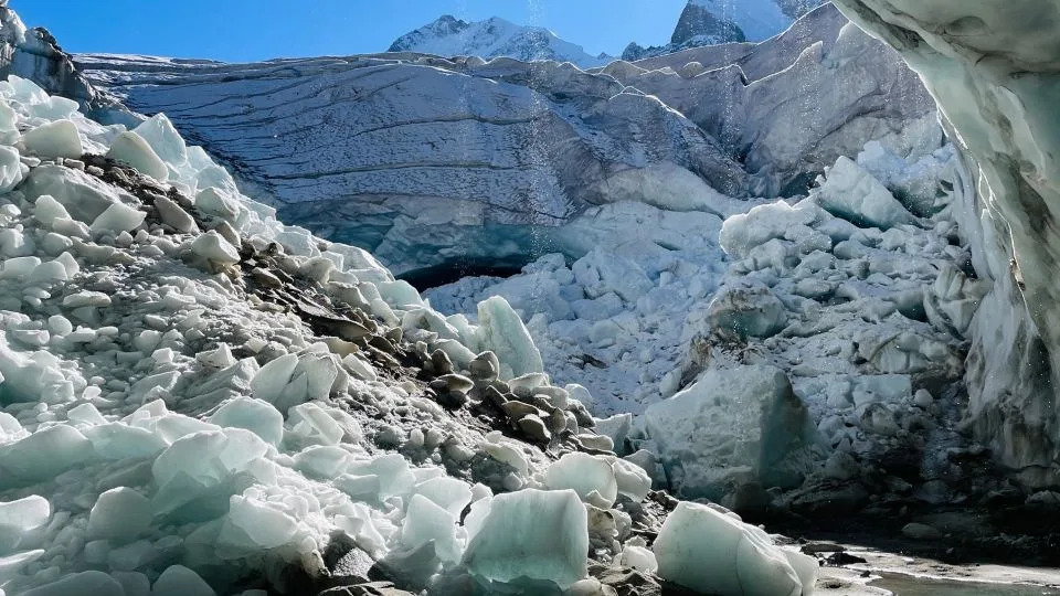 اللسان الجليدي لنهر Morteratsch الجليدي في سويسرا. تختفي الأنهار الجليدية في العالم بمعدل متسارع مع ارتفاع حرارة الكوكب. - لاندر فان تريخت