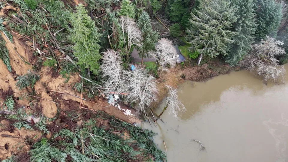 حدث انهيار أرضي بالقرب من نهر سيليتس، مما أدى إلى تدمير جزء من OR 229 وأثر على المنازل المجاورة.