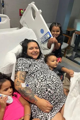 أبريل مارتينيز أبريل مارتينيز قبل ولادة التوائم الأربعة مع أطفالها الثلاثة الأكبر سنًا