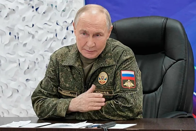 الرئيس الروسي فلاديمير بوتين يتحدث أثناء زيارته لأحد مراكز قيادة المجموعة الغربية للجيش الروسي في مكان غير معلوم، 20 نوفمبر 2025