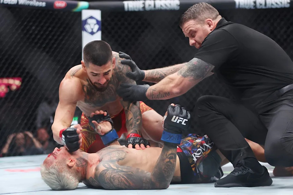 توبوريا أطاح بتشارلز أوليفيرا في يونيو/حزيران الماضي ليفوز بلقب الوزن الخفيف الشاغر (غيتي)