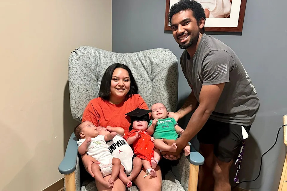 أبريل مارتينيز أبريل مارتينيز وشونبيل فيلدز (واقفين) مع توائمهما الأربعة