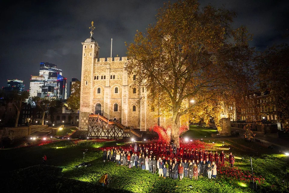 يتجمع الناس عند عرض الخشخاش الخزفي في برج لندن، حيث يحتفل البرج بيوم الهدنة. (السلطة الفلسطينية)