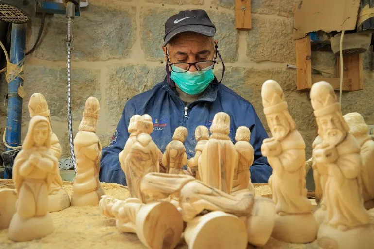 شجرة عيد الميلاد في بيت لحم [Monjed Jadou/Al Jazeera]