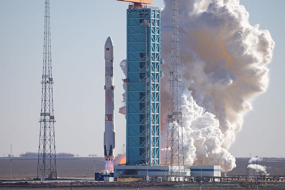 ينطلق صاروخ أبيض طويل من منصة يتصاعد منها دخان أبيض في الخلفية