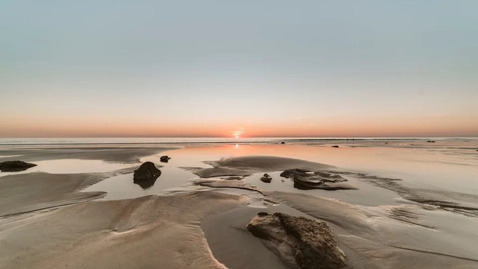 غروب الشمس الأسترالي المذهل أثناء انخفاض المد على شاطئ كيبل، بروم. يعد هذا أحد أفضل الشواطئ في أستراليا وهو مثالي للرحالة والمسافرين الآخرين. المفهوم: السفر إلى أستراليا.