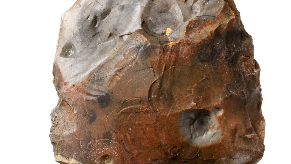 تم العثور على فأس محطمة بسبب الحرارة، واحدة من اثنتين بالقرب من الموقد الذي يبلغ عمره 400 ألف عام. - جوردان مانسفيلد