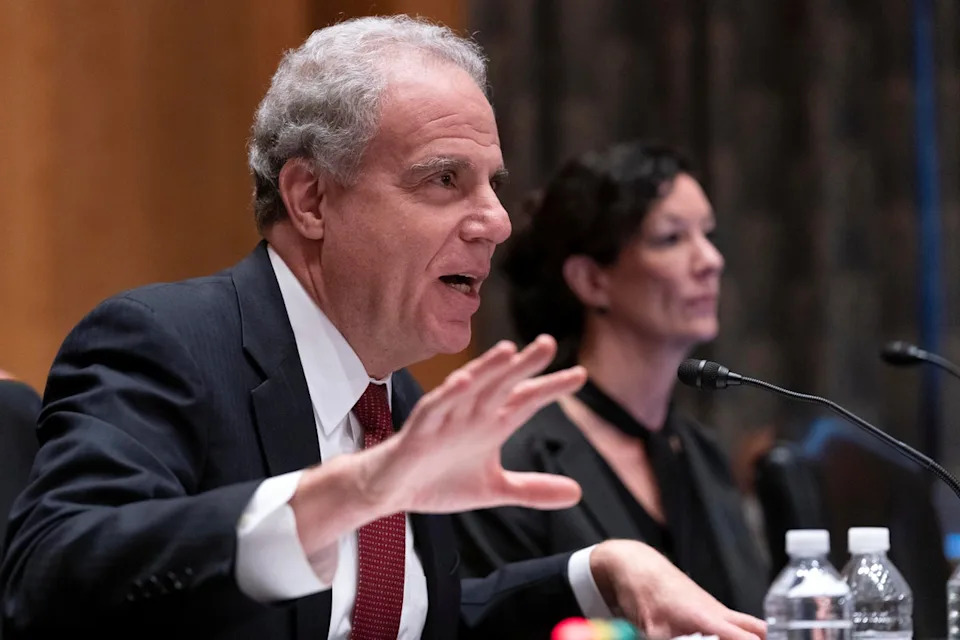 بعد أيام من توليه منصبه، قام ترامب بإزالة العديد من هيئات الرقابة الحكومية من مناصبهم. كان المفتش العام لوزارة العدل مايكل هورويتز مجرد واحد من اثنين من الهيئتين الرقابيتين اللتين أنقذتهما حملة التطهير التي قام بها ترامب في 25 يناير (حقوق النشر 2022 لوكالة أسوشيتد برس. جميع الحقوق محفوظة).