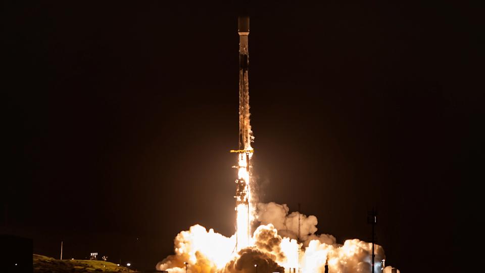 يقع صاروخ SpaceX Falcon 9 على سطح سفينة بدون طيار بعد وقت قصير من إطلاق إطلاق 27 قمرًا صناعيًا من طراز Starlink من قاعدة Vandenberg Space Force Base في 2 ديسمبر 2025.