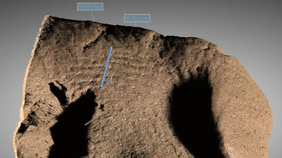 تم العثور على بصمة بشرية جزئية على شظايا القطران. يتم عرض فحص التصوير المقطعي بالأشعة السينية عالي الدقة لمنطقة بصمة الإصبع. - ساحل غانجي / جامعة لوند