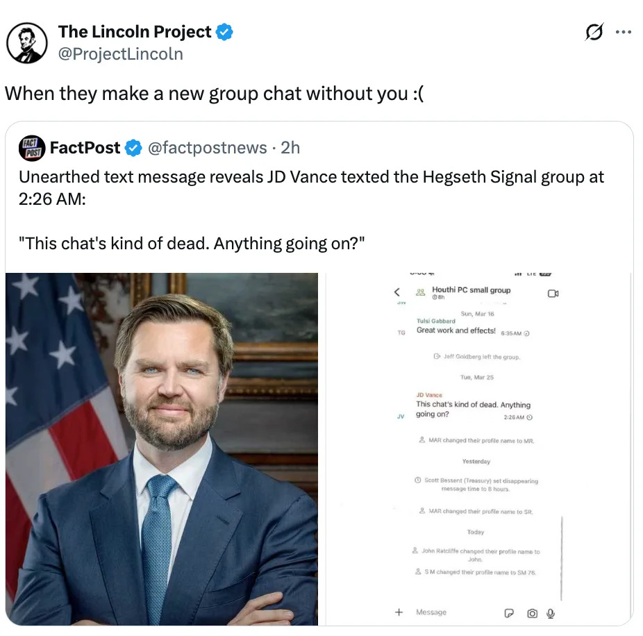 رجل ملتح يرتدي بدلة يقف بجانب لقطة شاشة لمحادثة نصية حول دردشة جماعية. يعبر التعليق بطريقة فكاهية عن الشعور بالإهمال