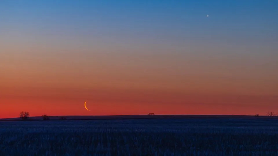 يمكن رؤية هلال وزهرة مشرقة فوق جنوب ألبرتا في أبريل. - آلان داير / VWPics / Universal Images Group / Getty Images