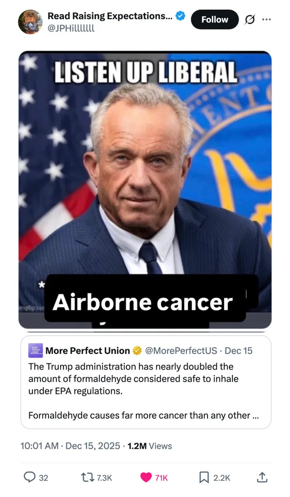 ميمي لرجل يرتدي بدلة مع النص: "استمع إلى السرطان الليبرالي المحمول جواً." تسلط التغريدة الضوء على زيادة التعرض للفورمالدهيد في ظل إدارة ترامب