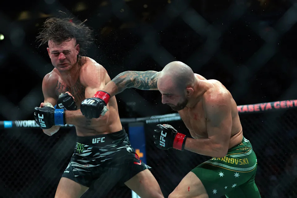 12 أبريل 2025؛ ميامي، فلوريدا، الولايات المتحدة الأمريكية؛ ألكسندر فولكانوفسكي (قفازات حمراء) يقاتل ضد دييغو لوبيز (قفازات زرقاء) خلال UFC 314 في مركز كاسيا. الائتمان الإلزامي: صور سام نافارو-إيماجن