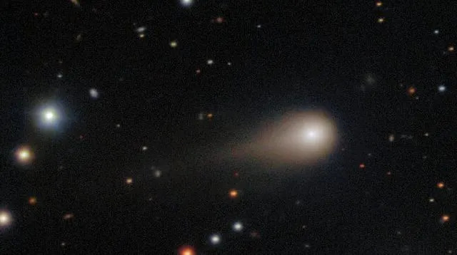 تُظهر الصورة الذؤابة العريضة للمذنب - وهي سحابة من الغاز والغبار تتشكل حول نواة المذنب الجليدية مع اقترابه من الشمس - وذيل يمتد حوالي 1/120 من الدرجة في السماء (حيث تساوي الدرجة الواحدة عرض إصبع الخنصر على ذراع ممدودة) ويشير بعيدًا عن الشمس. 3I/ATLAS هو الزائر الثالث المؤكد بين النجوم لنظامنا الشمسي. تتبعت التعريضات المذنب أثناء انتقاله عبر السماء، وتتكون الصورة النهائية من تجميد النجوم في مكانها أثناء الرصد. ويمكن أيضًا رؤية مسارين صغيرين ملونين من كويكبات غير مرتبطة بحركة مختلفة عن حركة المذنب. 