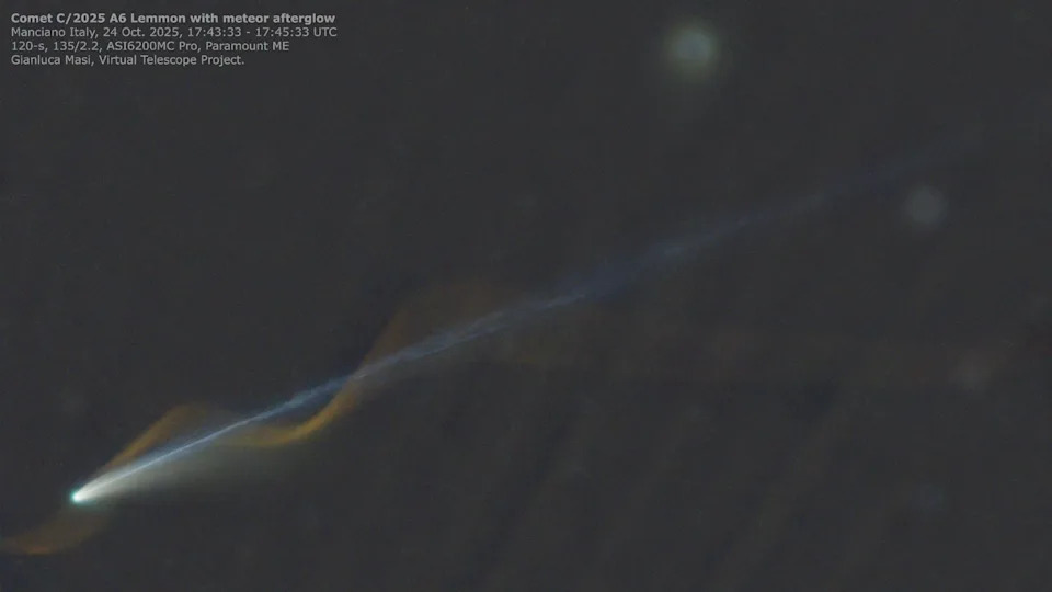 تم تصوير مذنب بنواة لامعة في الجزء السفلي الأيمن من الصورة مقابل سواد الفضاء، مع ذيل طويل يمتد قطريًا إلى الجزء العلوي الأيمن من اللقطة. تم تصوير شكل حلزوني أو ضوء، يبدو وكأنه يلتف حول المذنب وذيله، ويتكون من أثر نيزك عابر.