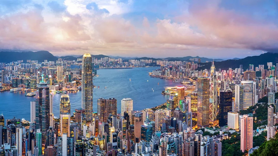 منظر مدينة هونج كونج عند غروب الشمس.