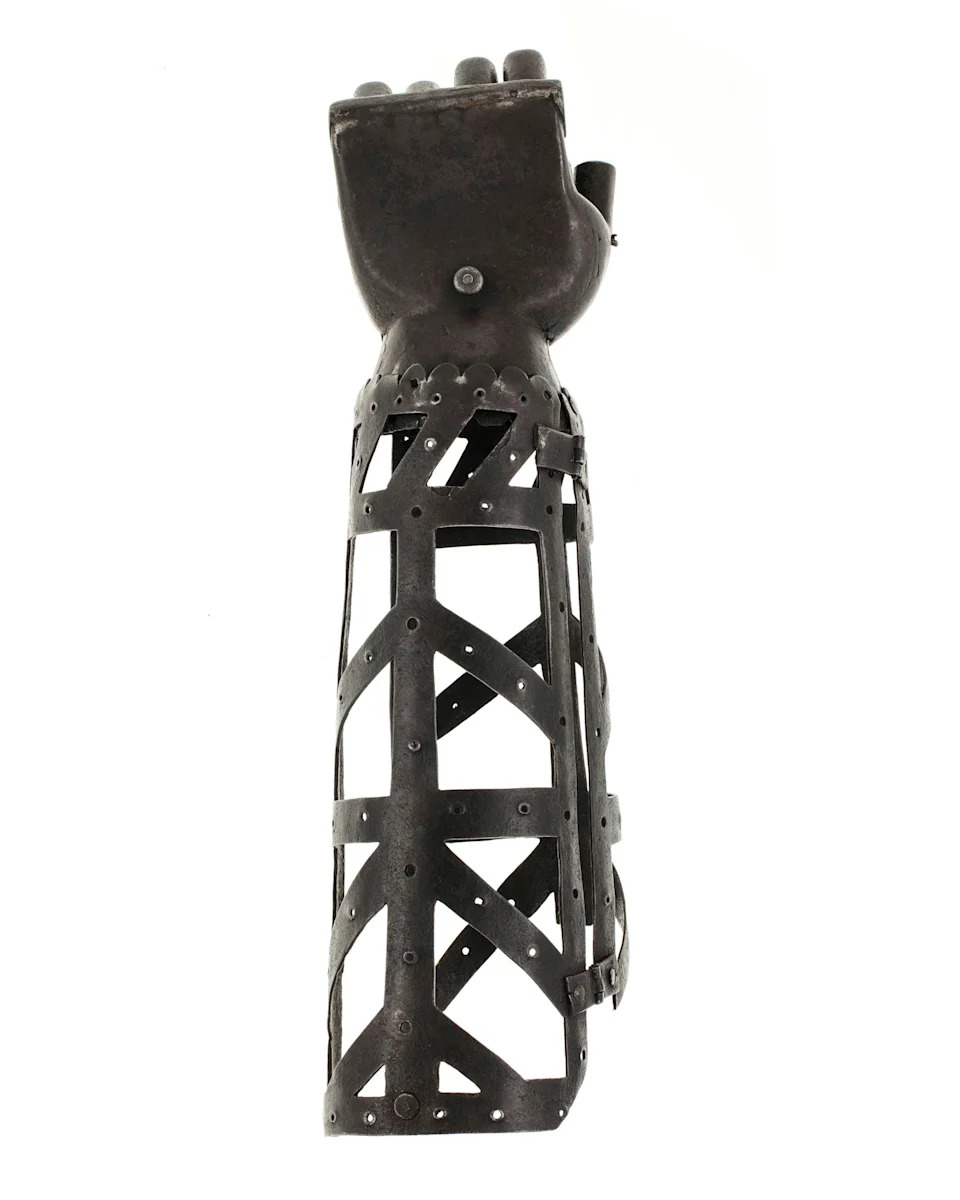 صورة ليد حديدية، من المعصم إلى الساعد مكونة من إطار معدني مفتوح