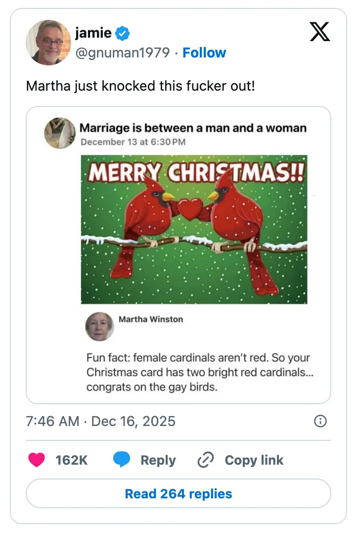 لقطة شاشة لمنشور مضحك على وسائل التواصل الاجتماعي حيث لاحظت مارثا أن الكرادلة الإناث لسن باللون الأحمر، مشيرة إلى الكرادلة الحمراء على بطاقة عطلة حول الزواج