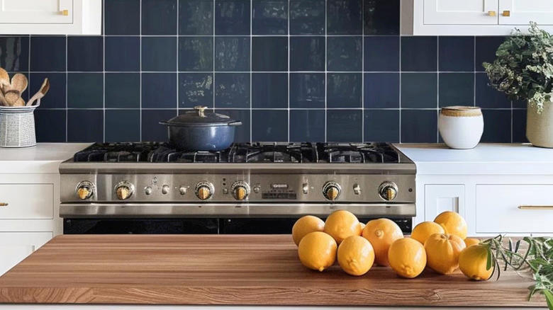 بلاط باكسبلاش من بلاط الزليج الأزرق مع موقد مسطح من الفولاذ المقاوم للصدأ.