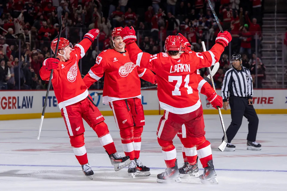 فاز فريق Red Wings يوم الثلاثاء ليحصل على المركز الأول في المحيط الأطلسي. (ديف ريجينيك / NHLI عبر Getty Images)