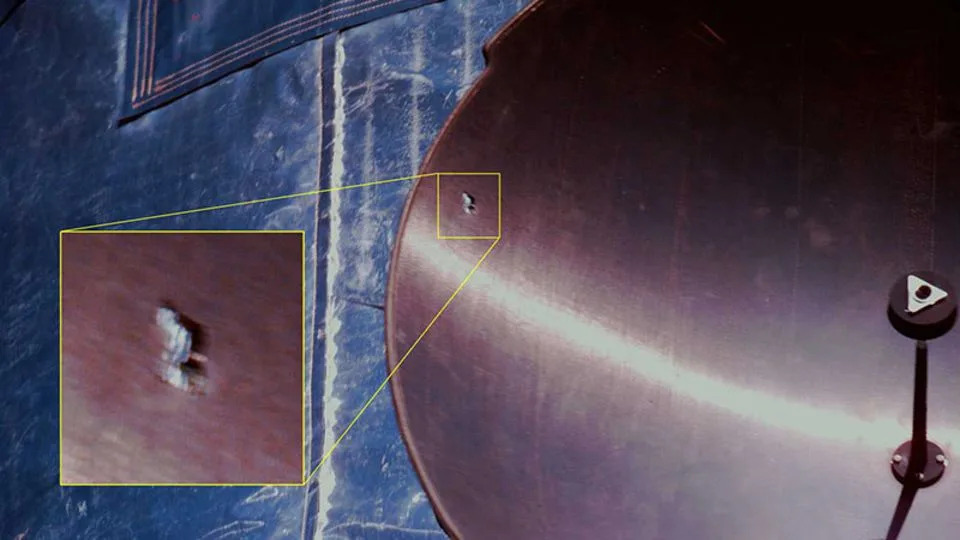 ضربت النفايات الفضائية تلسكوب هابل الفضائي، واخترقت طبق الهوائي بالكامل. - ناسا