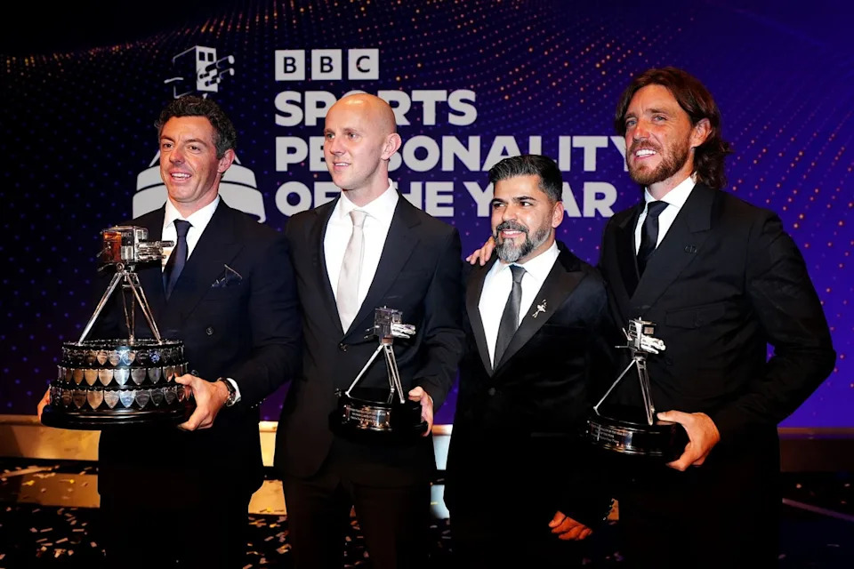 روري ماكلروي وتومي فليتوود وسيرجيو أغيار وديفيد ستانكومب يلتقطون صورة مع جوائزهم بعد جائزة بي بي سي لأفضل شخصية رياضية لعام 2025 (David Davies/PA Wire)