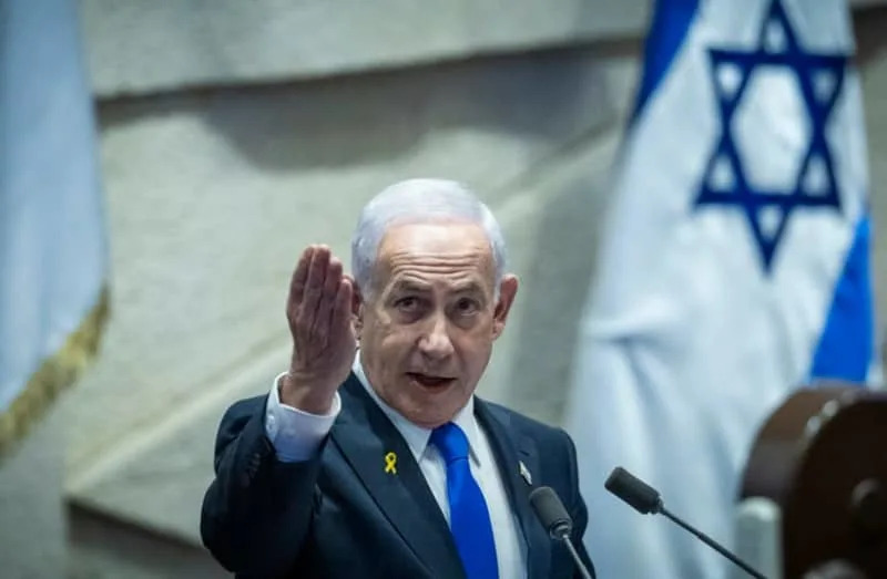 رئيس الوزراء بنيامين نتنياهو يتحدث في جلسة نقاش ضمت 40 توقيعا، في قاعة الكنيست بالقدس، في 8 ديسمبر، 2025. (CHAIM GOLDBERG/FLASH90)