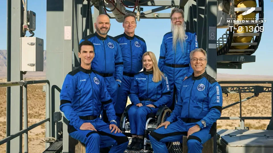 ركاب طائرة Blue Origin NS-37، يلتقطون صورة على منصة الإطلاق العملاقة. من اليسار إلى اليمين: جوي هايد، أدونيس بوروليس، هانز كونيجسمان، ميكايلا بينتهاوس، جيسون ستانسيل ونيل ميلش. / الائتمان: بلو أوريجين