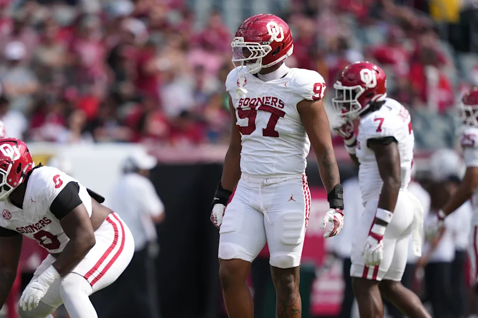 لاعب الخط الدفاعي في أوكلاهوما سونرز مارفن جونز جونيور في مباراة ضد تيمبل أولز