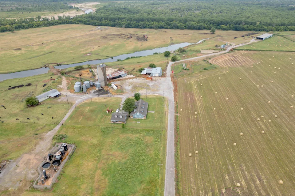 يمكن رؤية النهر الكندي في الجزء العلوي من هذه الصورة الأرشيفية الملتقطة شمال شرق نيوكاسل. وافقت هيئة أوكلاهوما تيرنبايك في 9 ديسمبر على بناء ما سيكون أطول جسر في الولاية فوق النهر بالقرب من المنطقة الموضحة في الصورة.