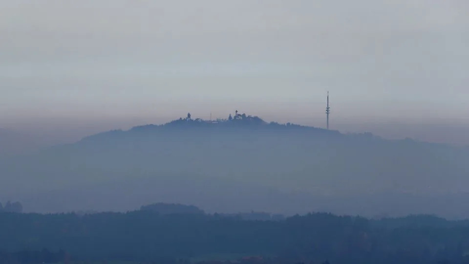 محطة الأرصاد الجوية Hohenpeißenberg مع كنيسة الحج العذراء ترتفع من الضباب في 9 نوفمبر 2018. - كارل جوزيف هيلدنبراند / بيكتشر ألاينس / غيتي إيماجز