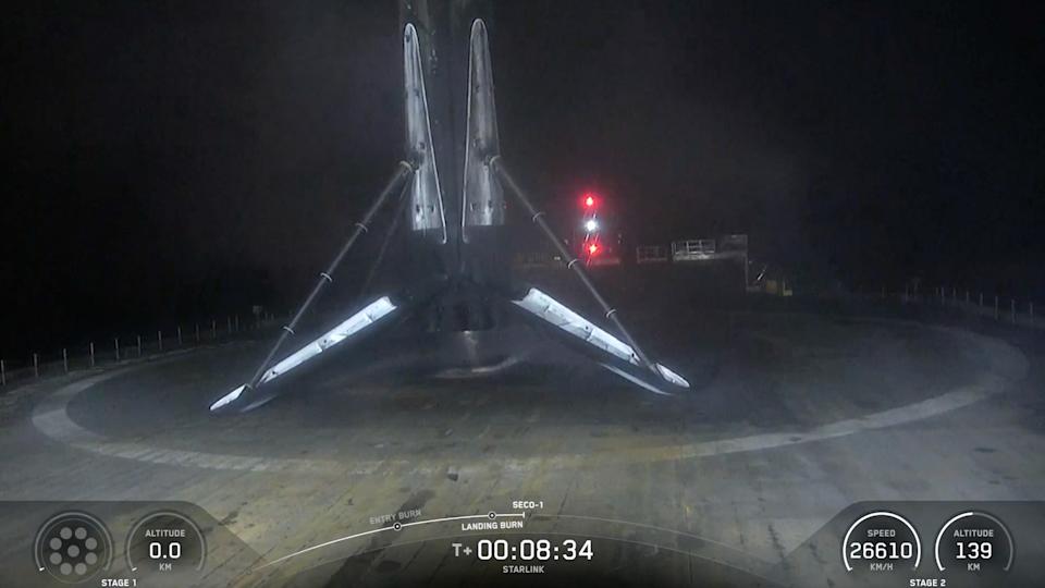 صاروخ يقع على سطح السفينة ليلا