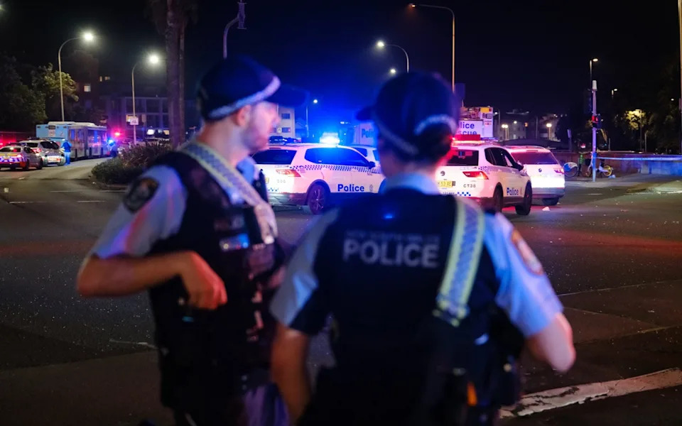 وطوقت الشرطة المنطقة المحيطة بمكان إطلاق النار