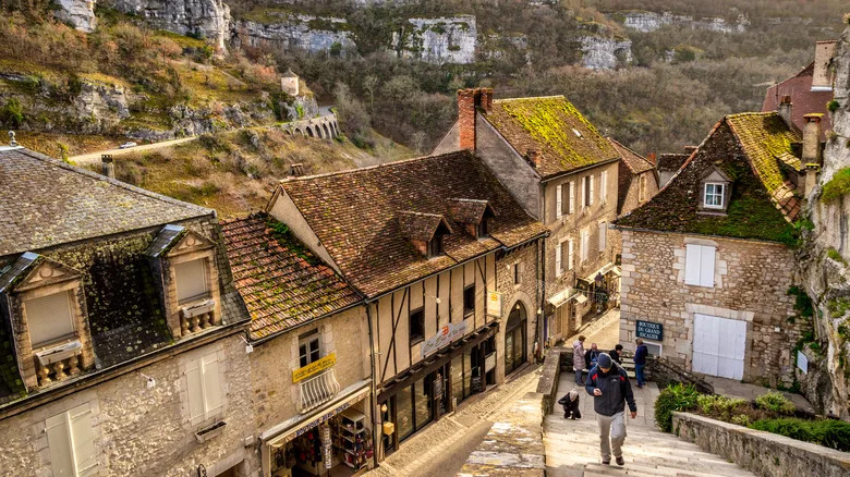 رجل يتسلق درجات القرون الوسطى في روكامادور