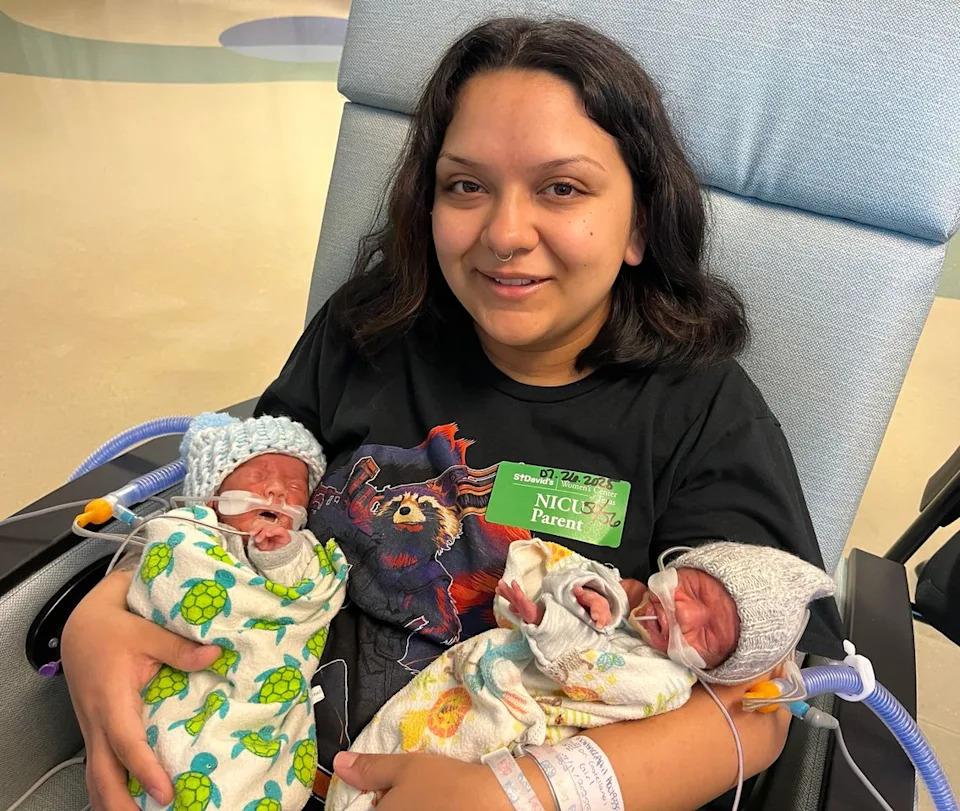 أبريل مارتينيز أبريل مارتينيز مع اثنين من توائمها الرباعية.