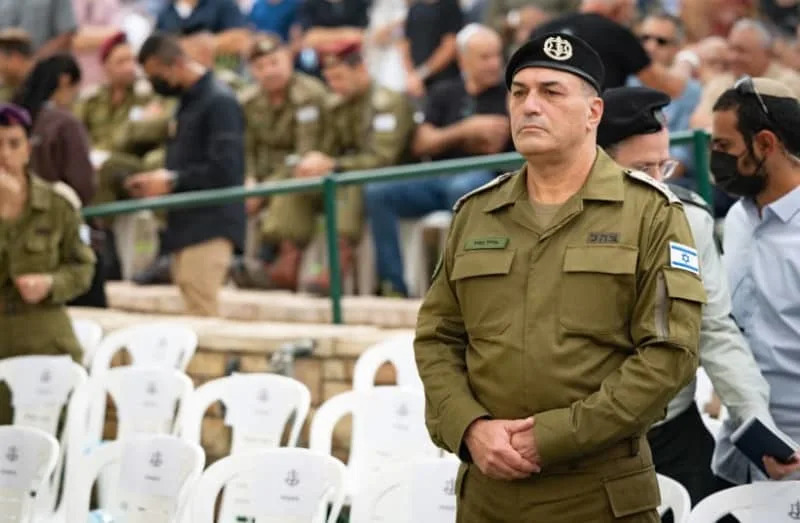 رئيس أركان الجيش الإسرائيلي إيال زمير يحضر جنازة الجندي الإسرائيلي هدار غولدين، الذي احتجزت حماس جثمانه في غزة منذ عام 2014 وأطلق سراحه قبل بضعة أيام، في مقبرة كفار سابا العسكرية. 11 نوفمبر 2025. (الائتمان: شايم غولدبرغ / FLASH90)