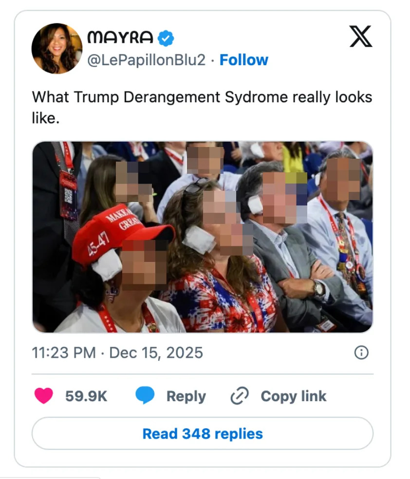 عدم وضوح الأفراد في حدث ما؛ تقرأ قبعة مرئية "جعل أمريكا عظيمة مرة أخرى." يقترح التسمية التوضيحية "متلازمة اضطراب ترامب" مع الإشارة إلى التاريخ