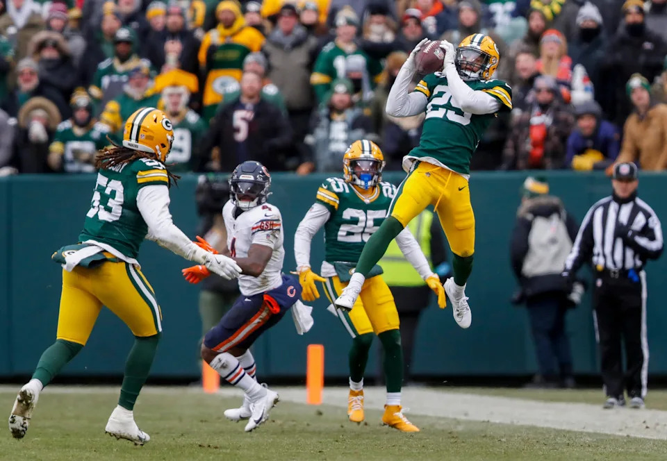 سلامة Green Bay Packers Xavier McKinney يعترض تمريرة ضد فريق Chicago Bears.