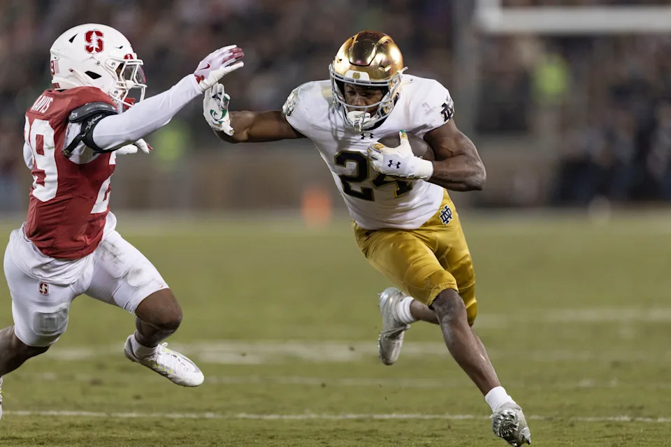 29 نوفمبر 2025؛ ستانفورد، كاليفورنيا، الولايات المتحدة الأمريكية؛ نوتردام القتال الأيرلندي يركض للخلف جاداريان برايس (24) يركض مع كرة القدم ضد ستانفورد كاردينال سلامة داريوس ديفيس (29) خلال الربع الأول في استاد ستانفورد. الائتمان الإلزامي: صور ستان سزيتو-إيماجن